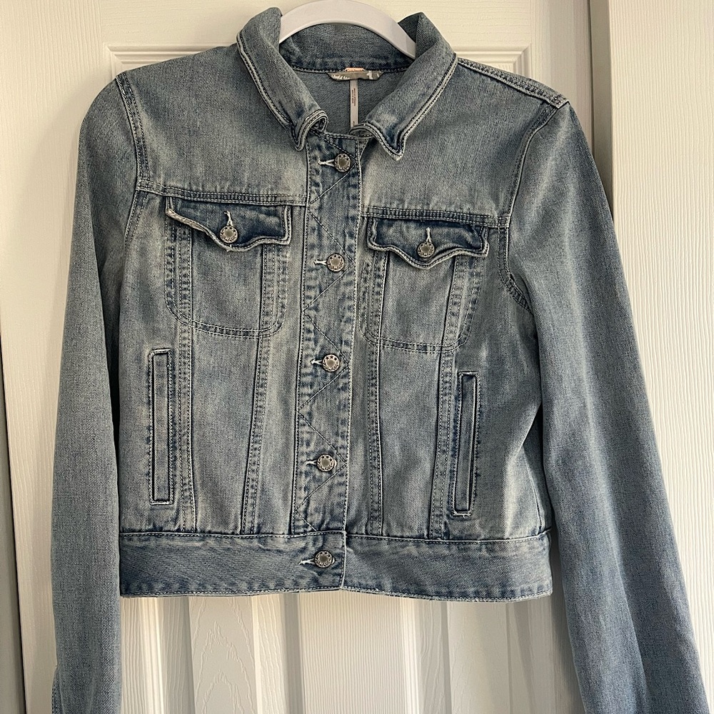 ✨LIKE NEW✨ Free People Light Wash Denim Jacket
